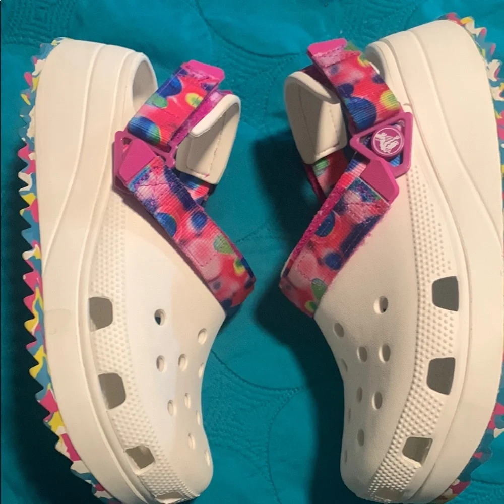 CROCS White and Pink Sandals with Geometric Pattern - Picture 5 of 12